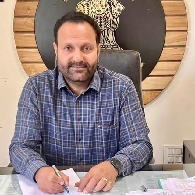 अपर जिलाधिकारी ने स्काईलार्क कंसलटेंसी का लाइसेंस रद्द कर दिया